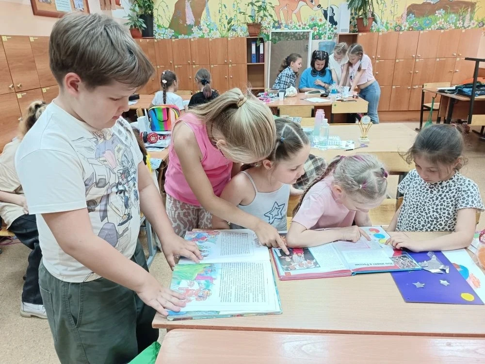 🎉 В пришкольном лагере прошёл библиотечный урок «День России»! 🇷🇺

Ребята узнали об истории празд