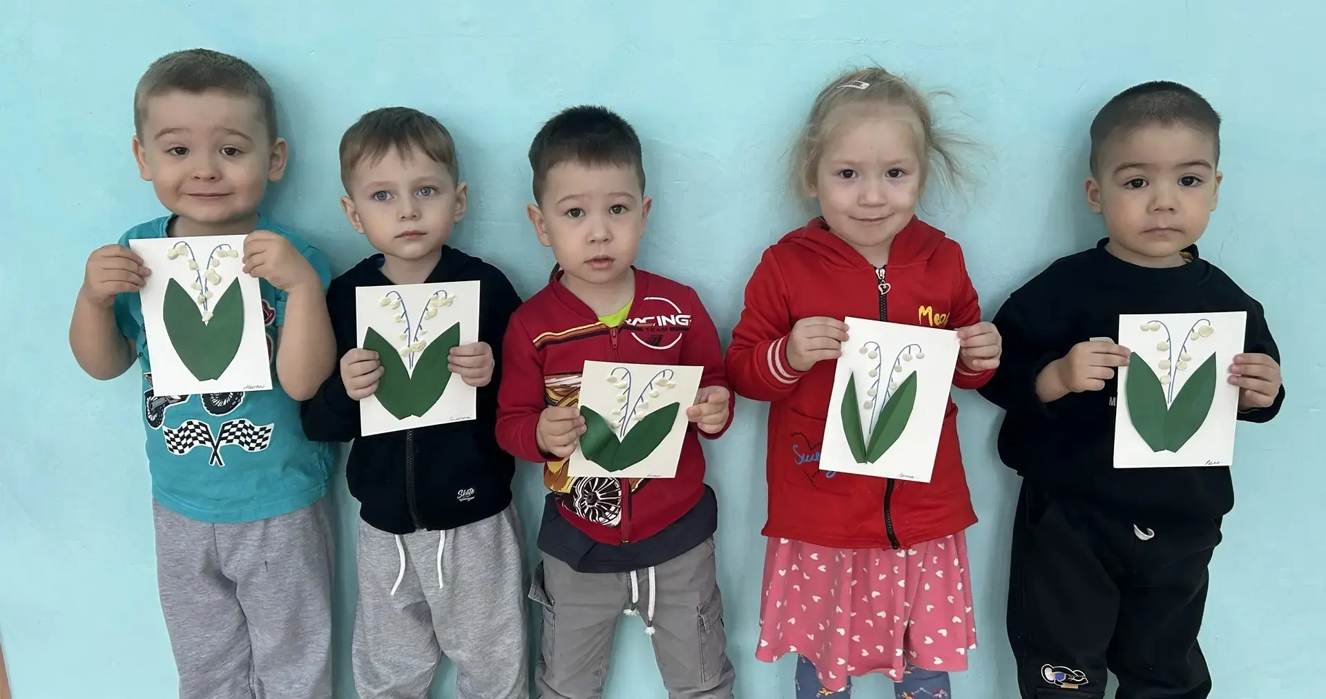 В нашей второй младшей группе прошло увлекательное занятие по лепке, посвященное нежным и ароматным 