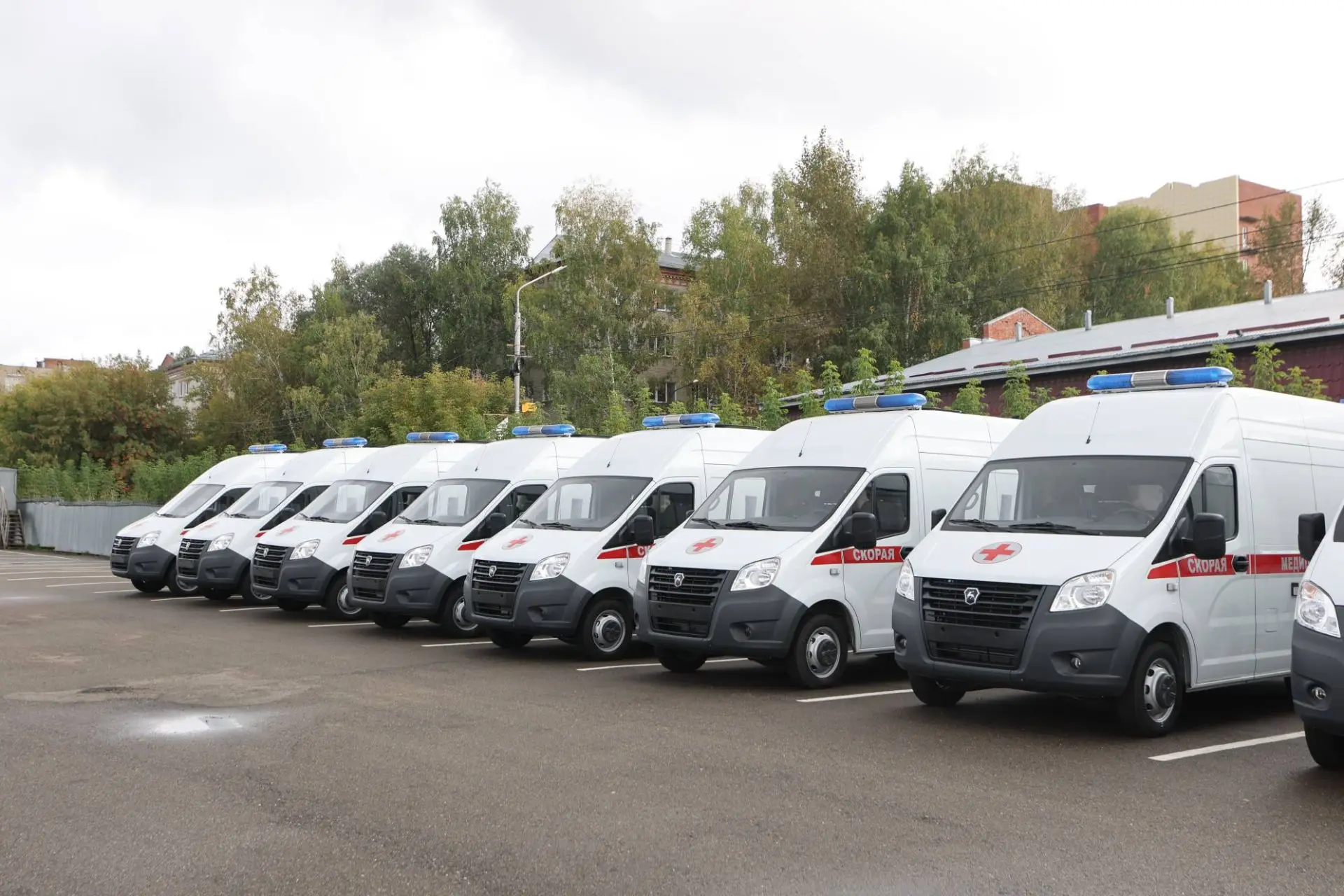 Продолжаем обновлять автопарк медицинских учреждений по всей области. 12 новых автомоби...