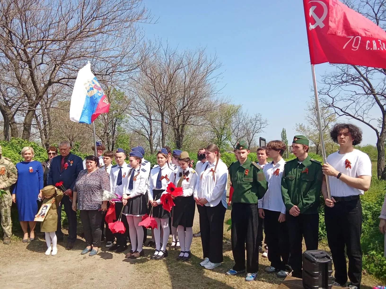 🇷🇺🌷Ежегодной традицией в нашей школе  стало возложение цветов к памятнику в канун празднования Дн