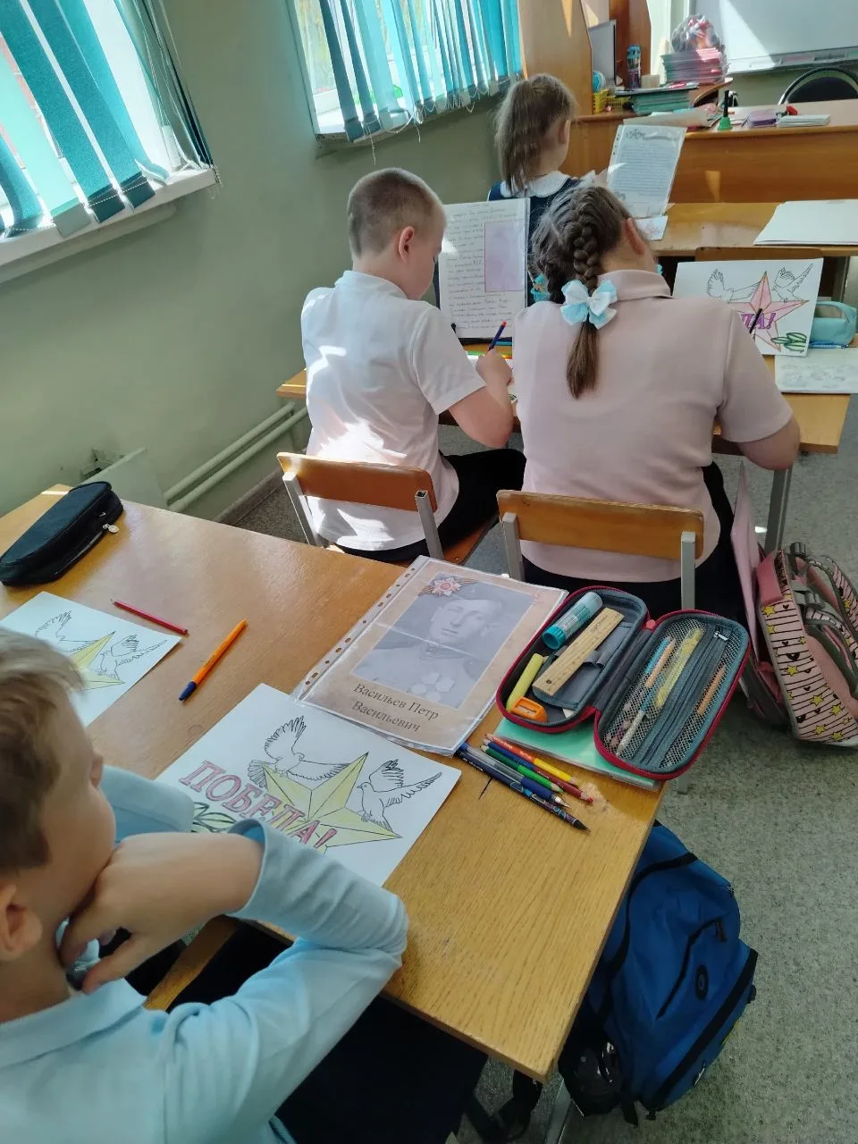 Ребята из 3 «А» класса провели несколько мероприятий под девизом «Мы помним! Мы гордимся!». 
Было мн