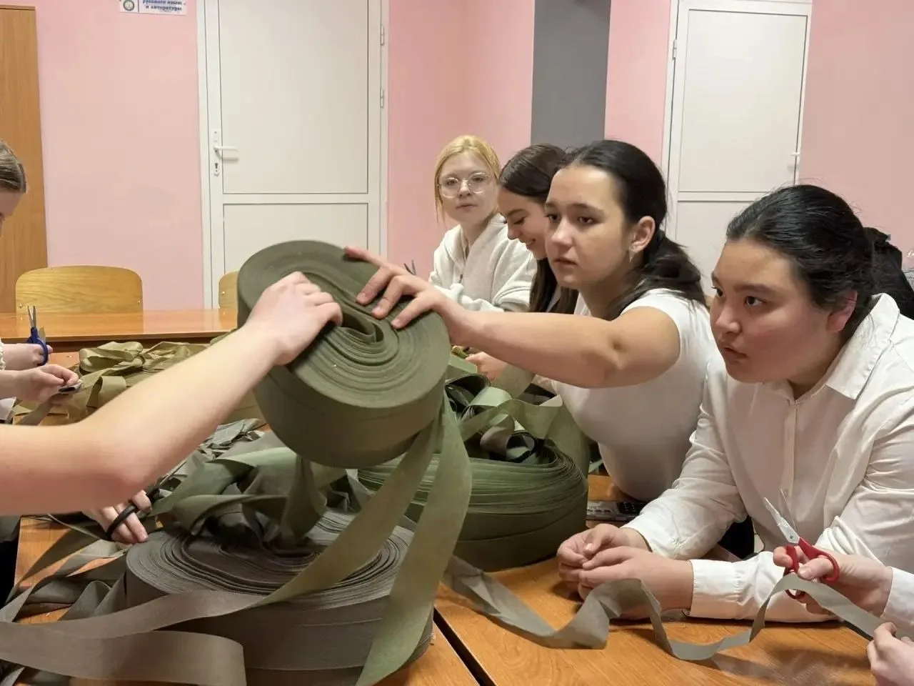 Тыл — это тоже фронт. И наши ребята это знают! Наши обучающиеся продолжают важное дело — плетут маск