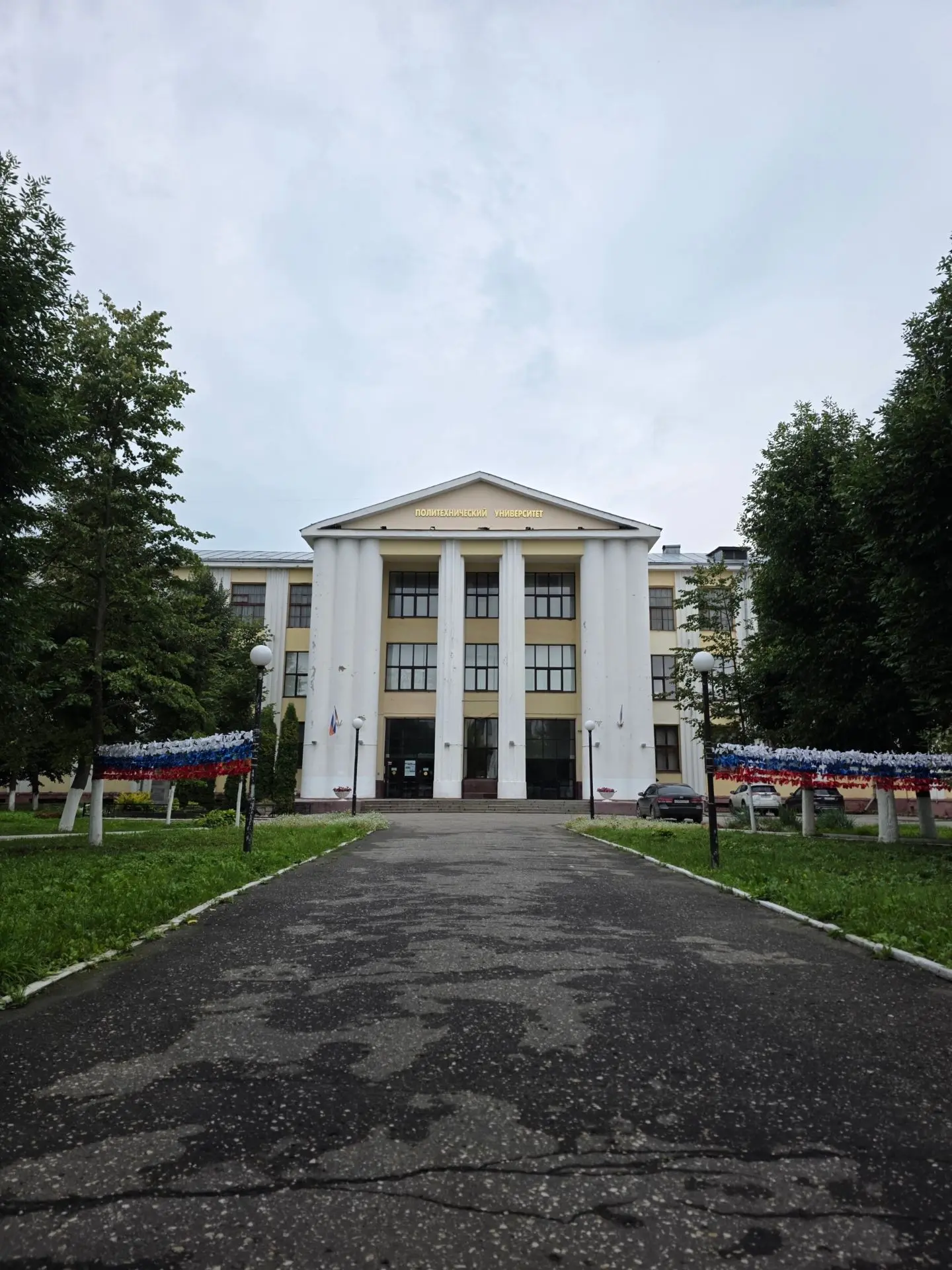 Пасмурная погода — не повод не забраться на историческую крышу.