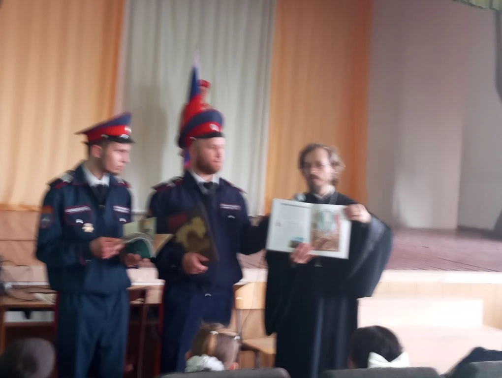 Сегодня в школе в рамках  "Разговоров о важном" состоялась встреча кадетов и юнармейцев с отцом Геор