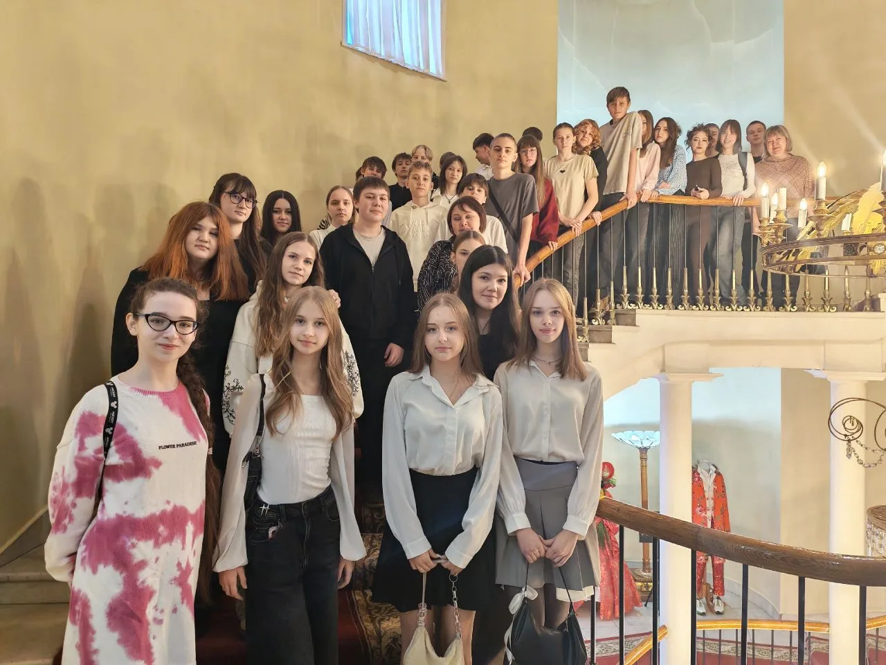 🎭📚 Школьники окунулись в мир театра! 💃✨ Вчера ученики 8 классов отправились в незабываемое путешеств