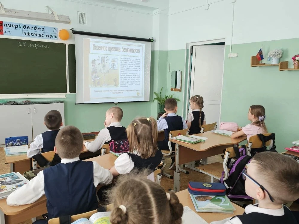 ✨ БЕЗОПАСНОСТЬ НА КАНИКУЛАХ   🍃 В преддверии  каникул, на классном часе, гимназисты повторили правил