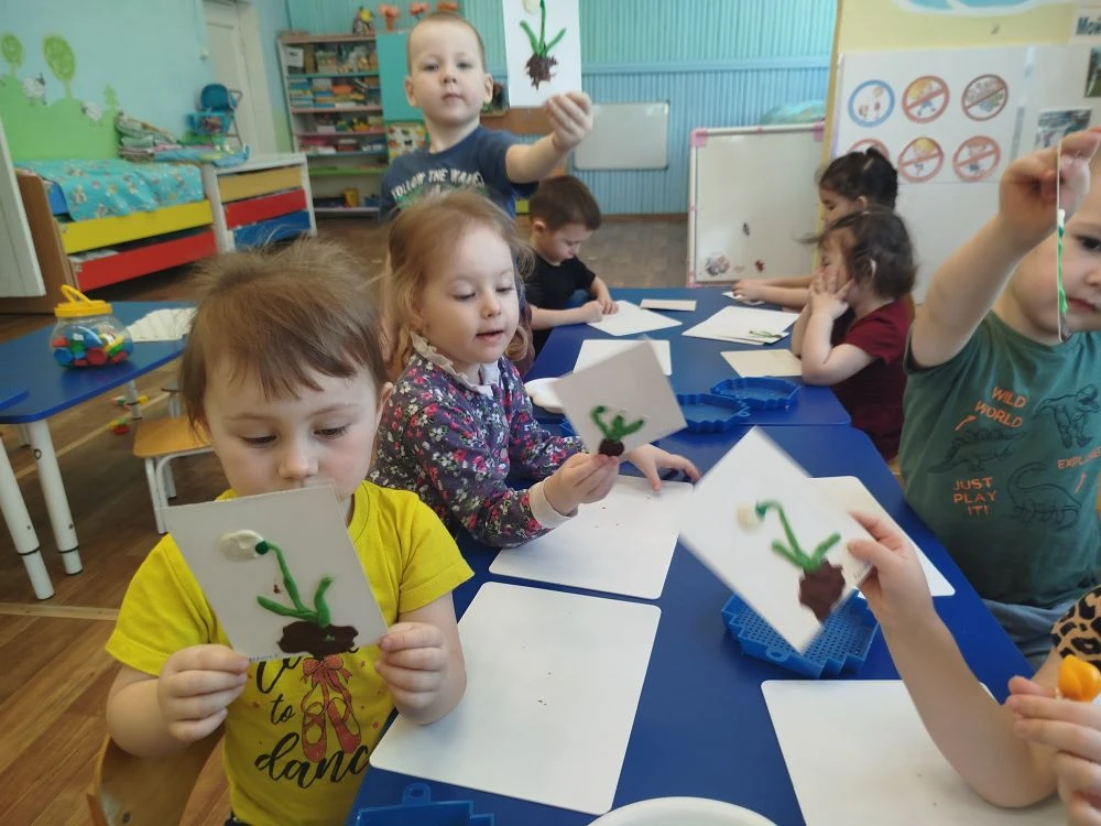Вот подснежник на поляне,