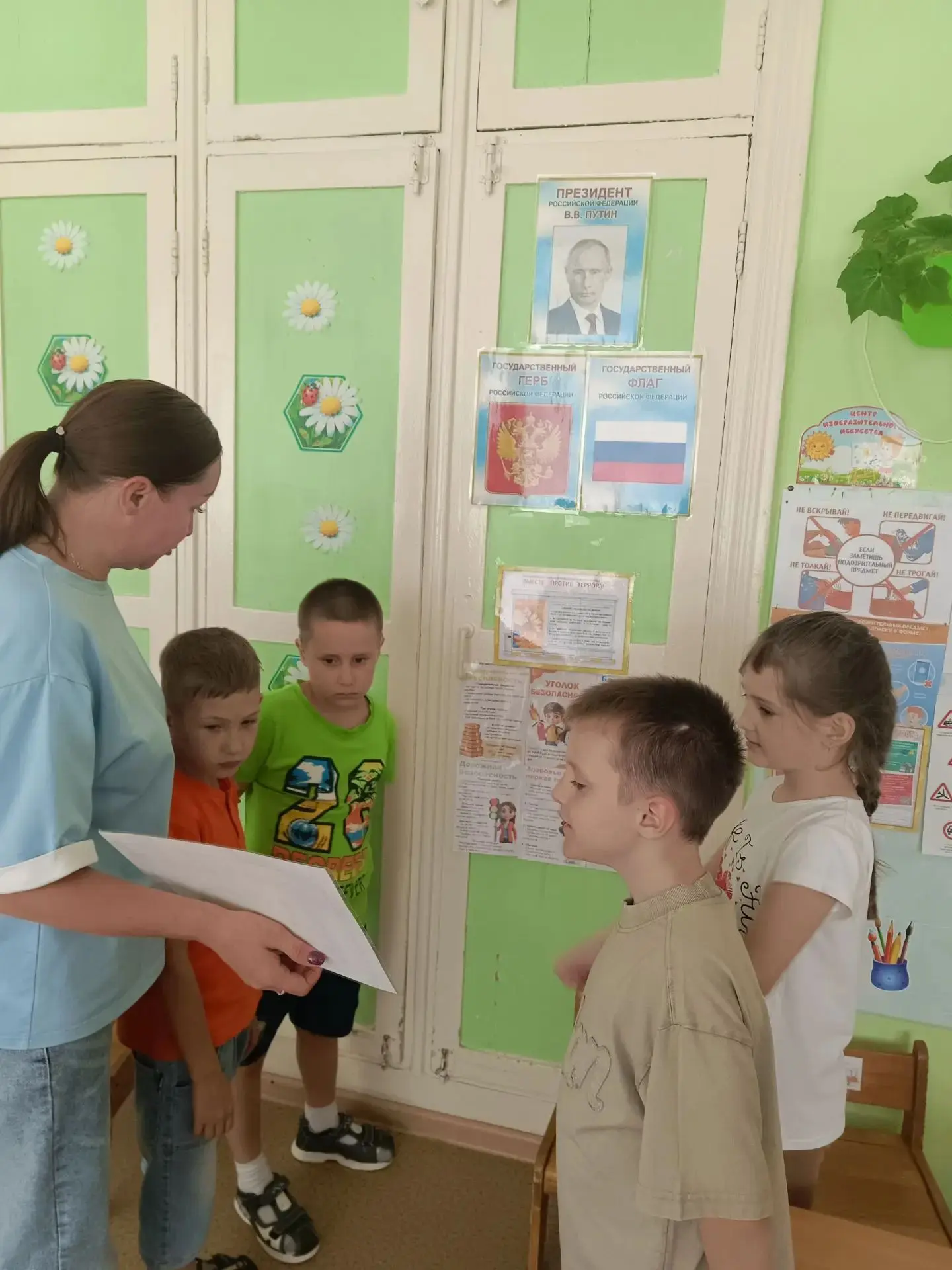 В группе «Фиалки» состоялось профилактическое мероприятие на тему «ПДД ты повторяй! И никогда не нар