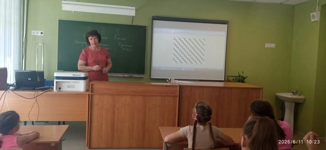 4 отряд благодарит Инну Михайловну Матвееву, учителя биологии, за новые открытия, сделанные на шоу и