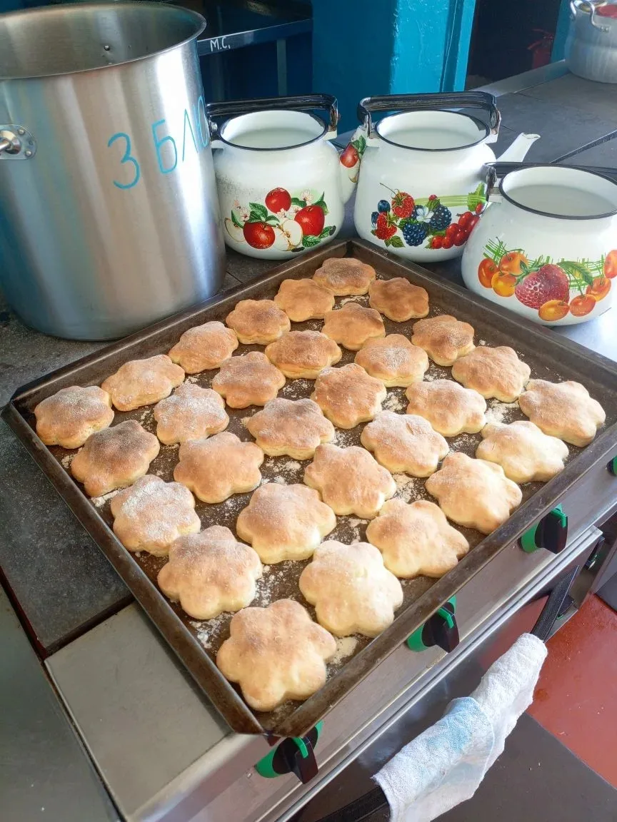 Сырники творожные со сгущённым молоком,чай чёрный с лимоном 🍋 - отличное завершение ра...