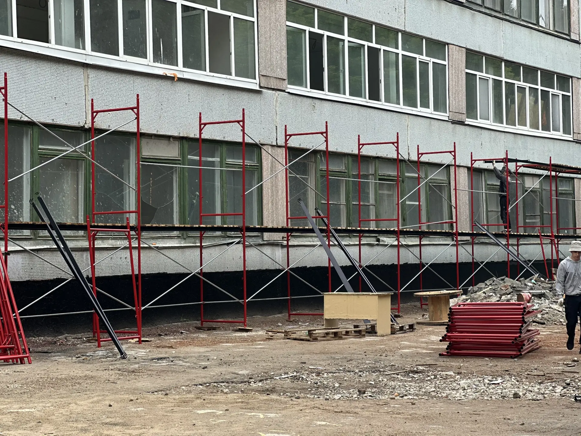 На объекте (СОШ19) кипит работа: штукатуры выравнивают стены, плиточники облицовывают санузлы и кори