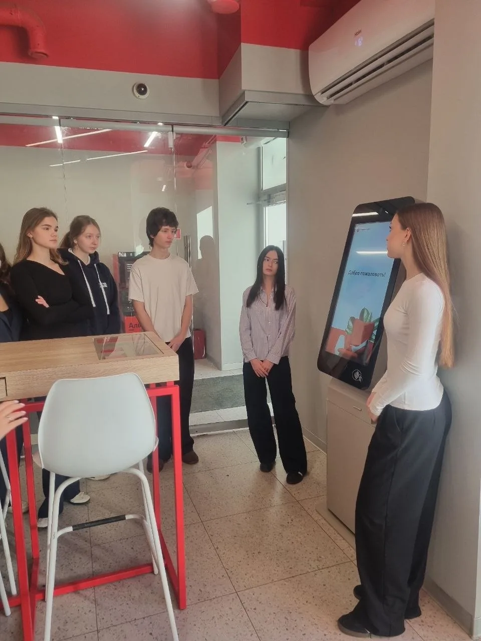 Учащиеся 10 «Ф» класса побывали в офисе Альфа-Банка на Валовой 🏦  Ребятам показали, как устроена раб