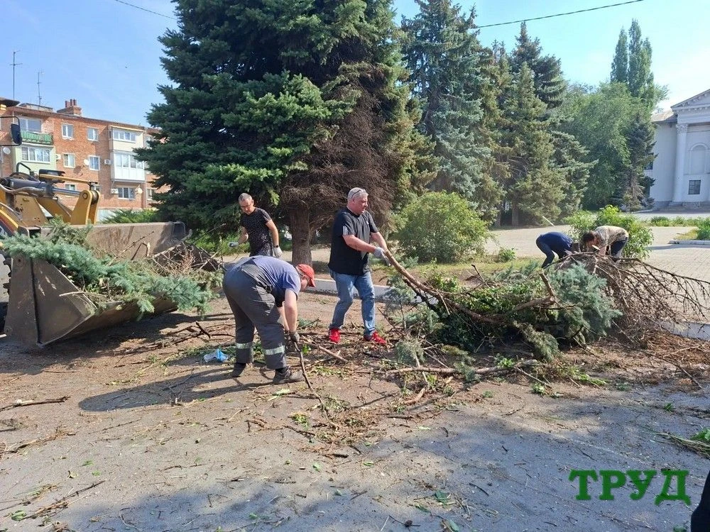 В ЗАВОДСКОМ ПРОВЕЛИ СУББОТНИК ПО УБОРКЕ ЦЕНТРА МИКРОРАЙОНА
