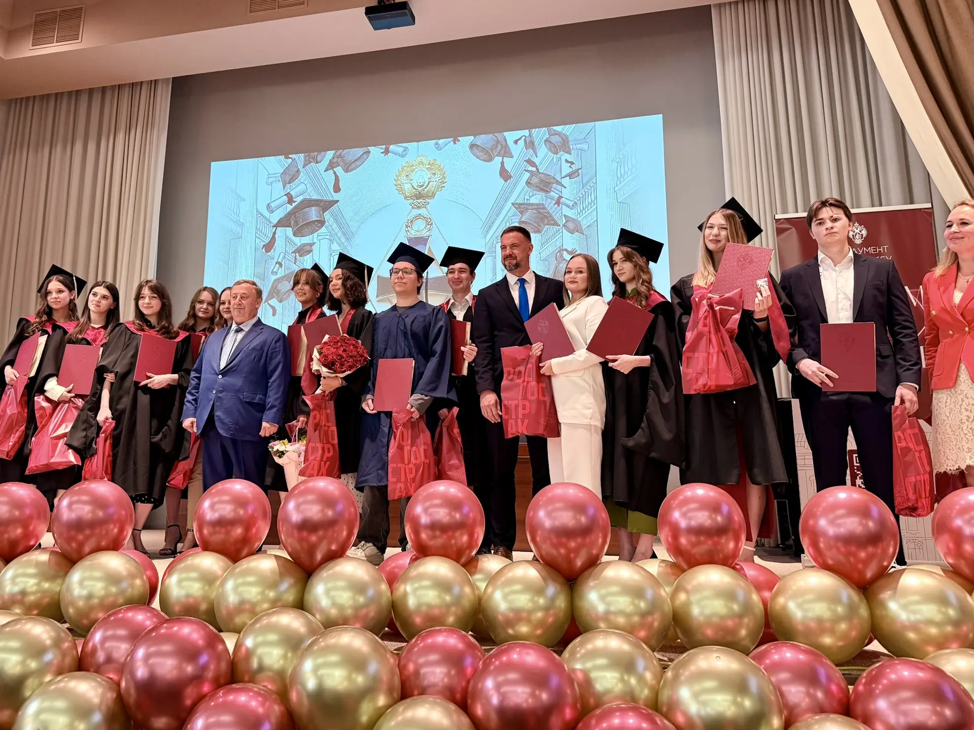 🎓 Вручил дипломы с отличием бакалаврам Экономического факультета СПбГУ

Экономический факультет в п