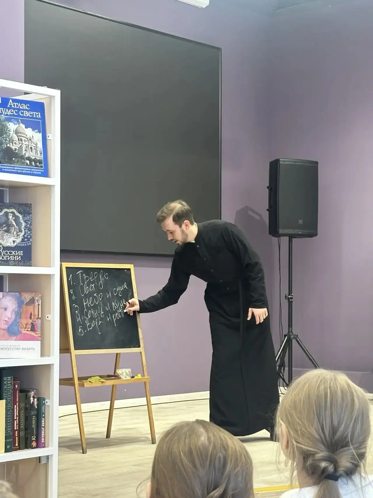 Духовно-нравственное воспитание 👇   Духовная беседа в библиотеке: гимназисты узнали о традициях Пасх