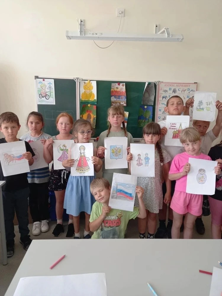 Как мы отметили День России в нашем школьном лагере! 🇷🇺

Сегодняшний день в нашем лагере при школе