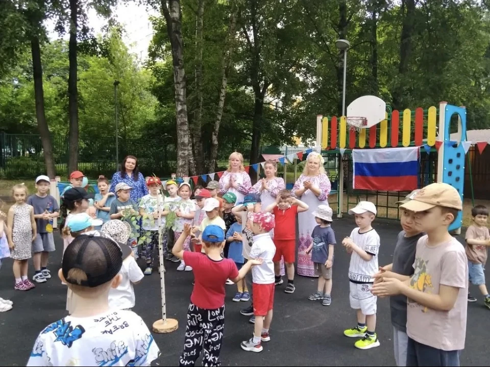 🇷🇺 В преддверии Дня России дошколята нашей школы собрали флаг страны в увлекательном квесте.

🤍 П