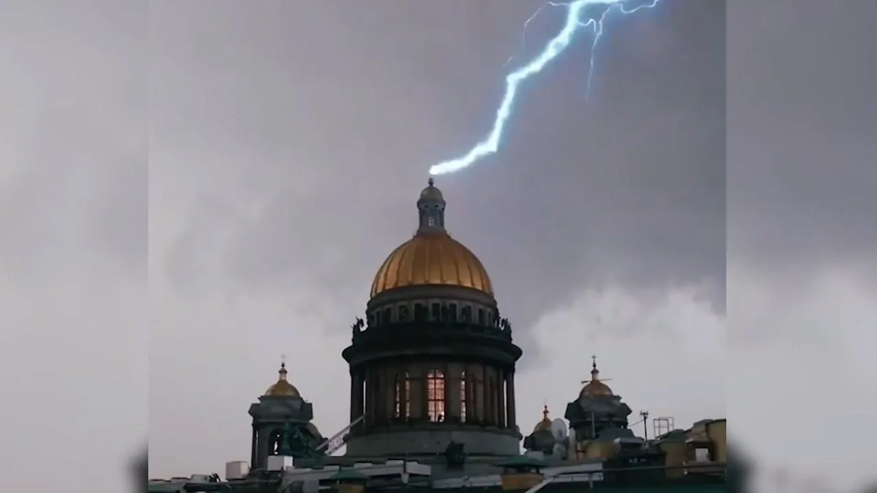 ⛈ Гроза, которая лишила старый Исаакий шпиля и часов

6 августа 1735 года во время сильной грозы мол