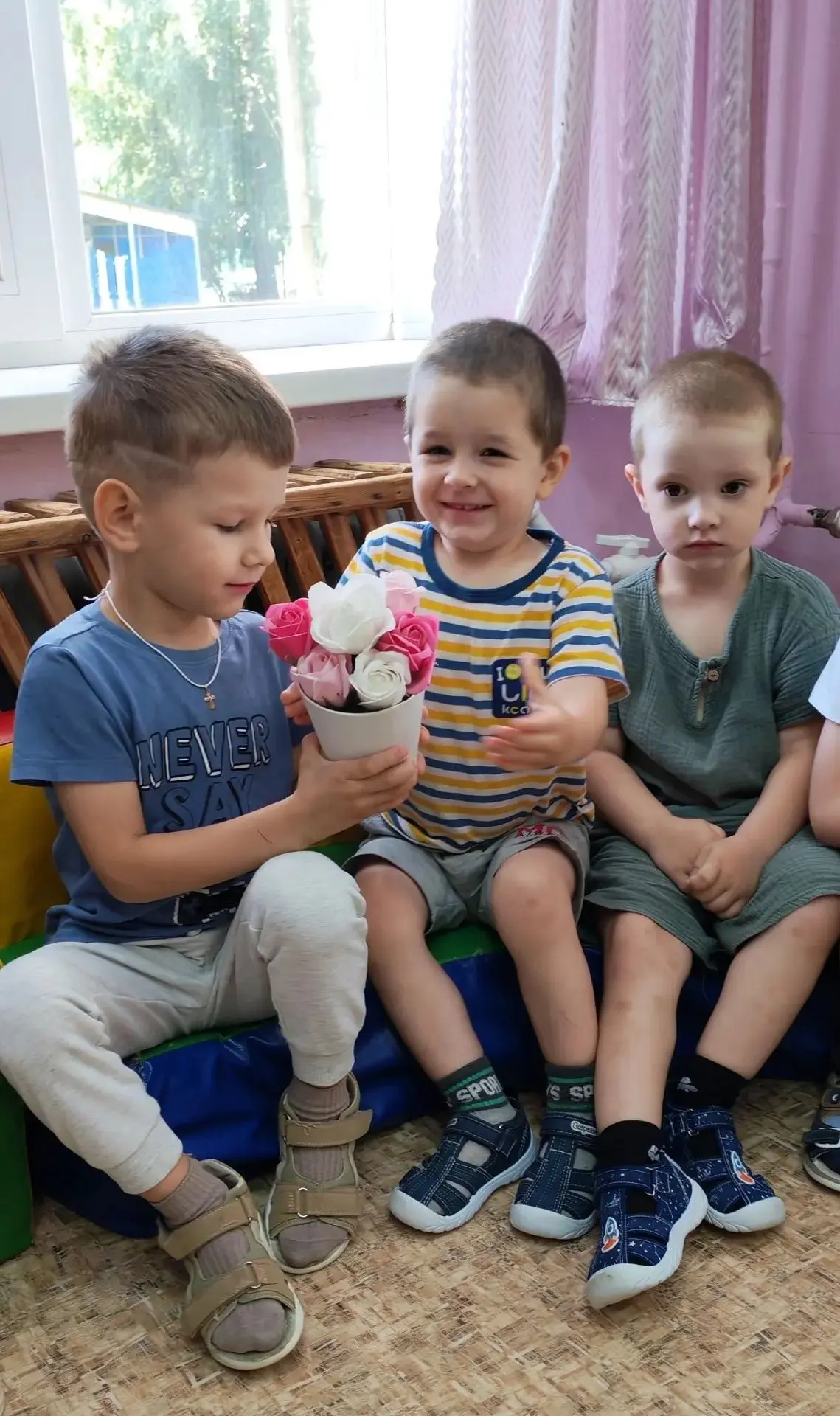 В рамках проекта "СемьЯ - это Мы" в младшей группе проведена беседа о цветах и их разно...
