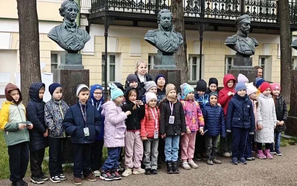 🎖️Путешествие в прошлое: 1 «Н» класс в Музее военной формы  Ученики 1 «Н» класса вместе с классным р
