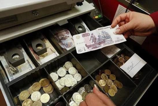 В России зафиксирован аномальный рост оплат наличными. 

Каждый третий чек в магазине (30,2%) в перв