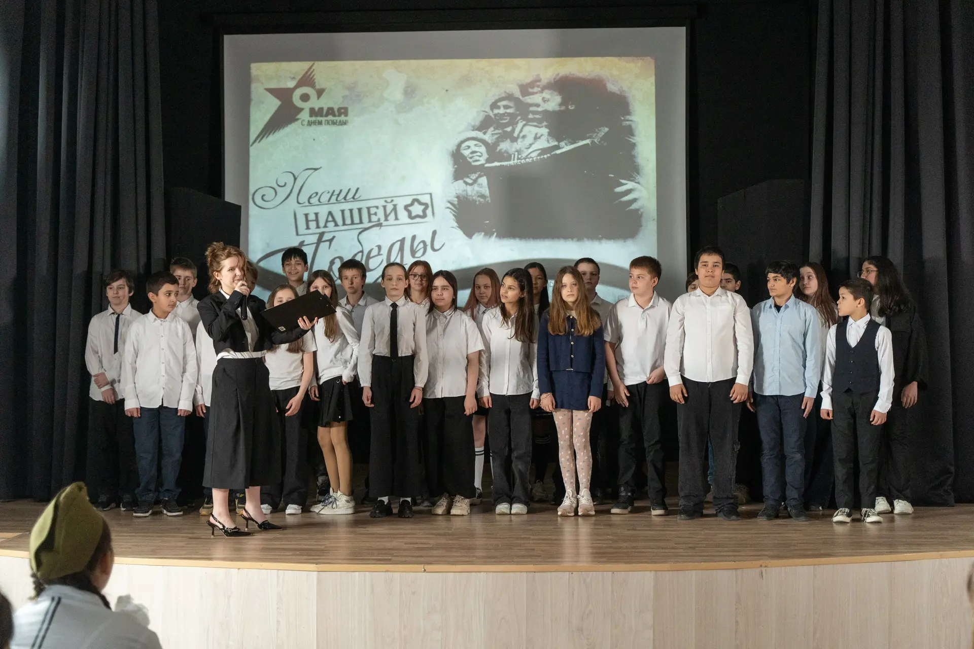🎶 Песни Победы  🌟 В преддверии важной даты Дня Победы на сцене актового зала, расположенного по адре