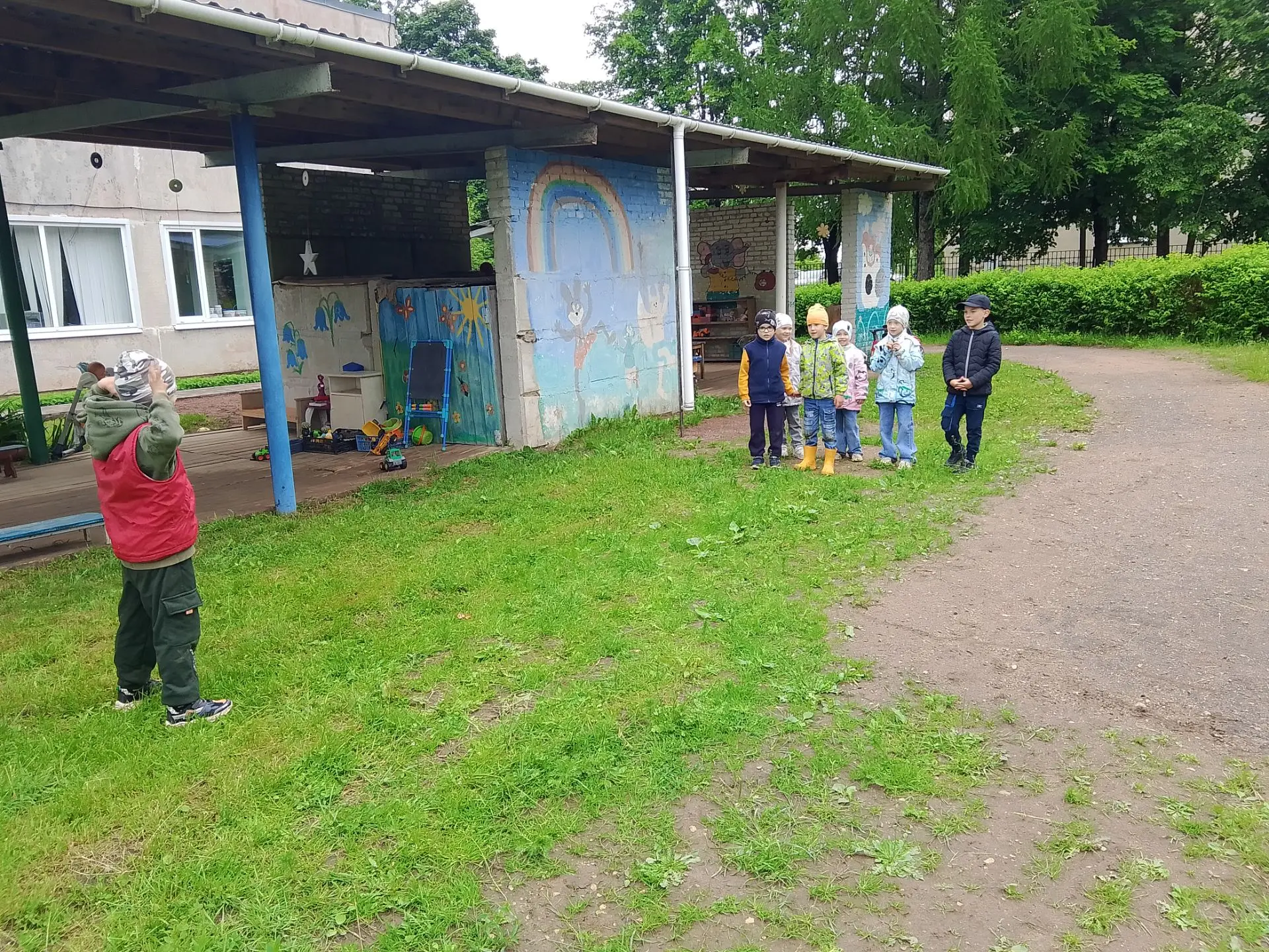 В конце прогулки "бегунам", предложили поиграть подвижные игры "Гуси-лебеди", "Баба - ежка", к ним п