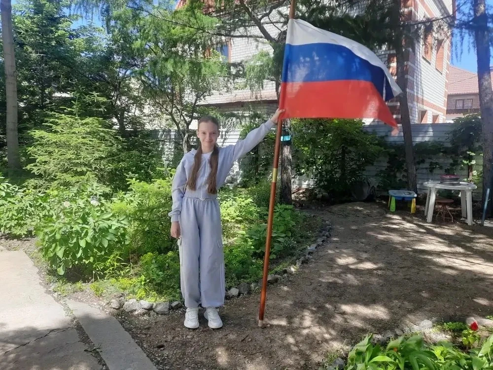 Фурсова Вера, ученица 4-Б класса ко Дню России приняла участие во флэшмобе
«Я, ты, он, она – вместе 