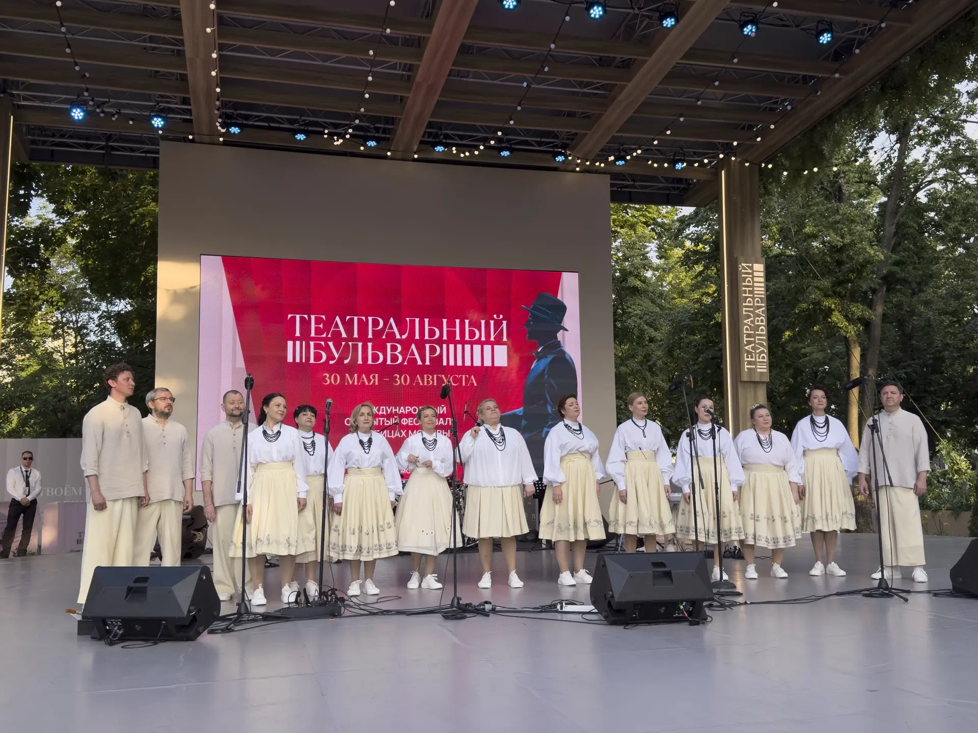 Хор ШДИ на «Театральном бульваре»!

«Театральный бульвар» — международный открытый фестиваль, которы