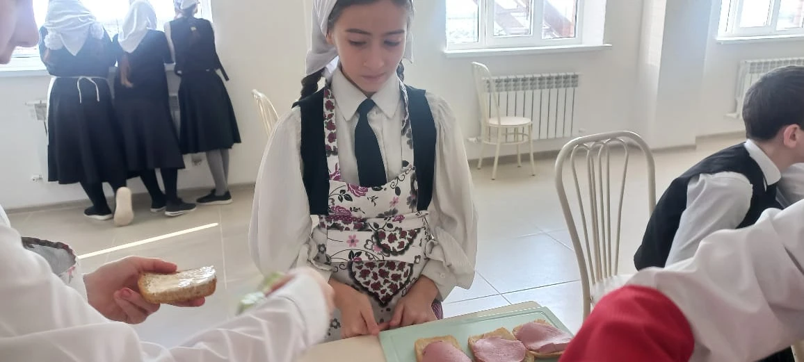 Урок технологии на тему "Обработка пищевых продуктов" был посвящен приготовлению бутербродов. После 