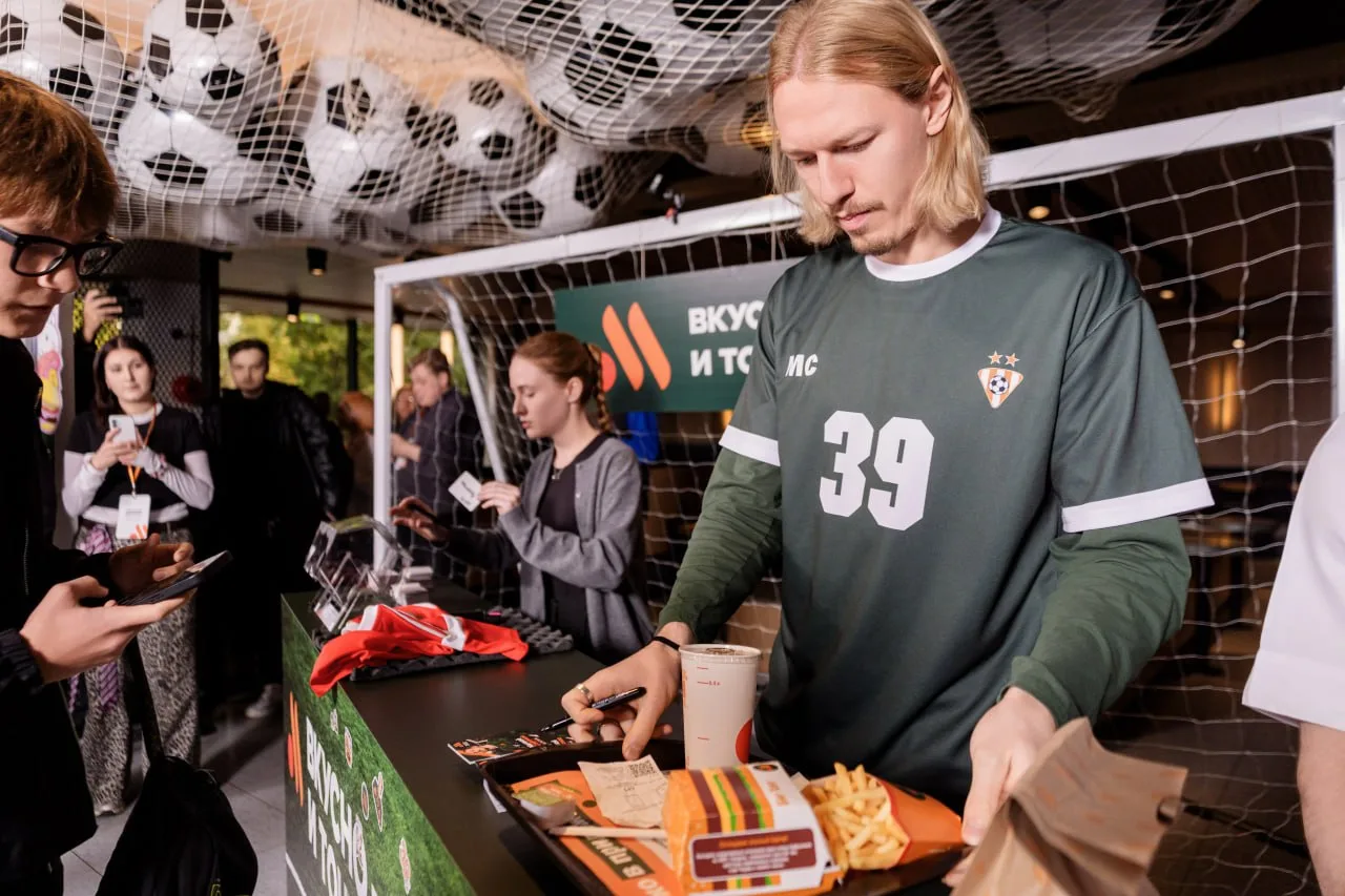 Сегодня москвичи получали заказы во «Вкусно — и точке» из рук Матвея Сафонова