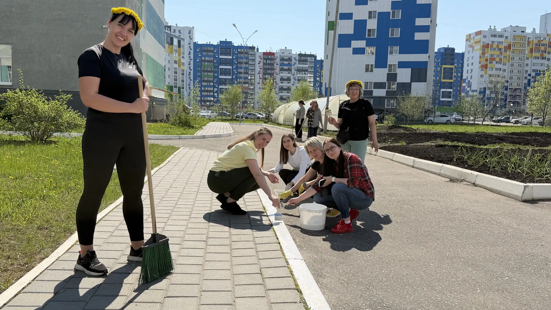 🌿✨ 7 мая сотрудники школы имени Лермонтова вышли на трудовой десант🪏!   На свежем воздухе, с энтузиа