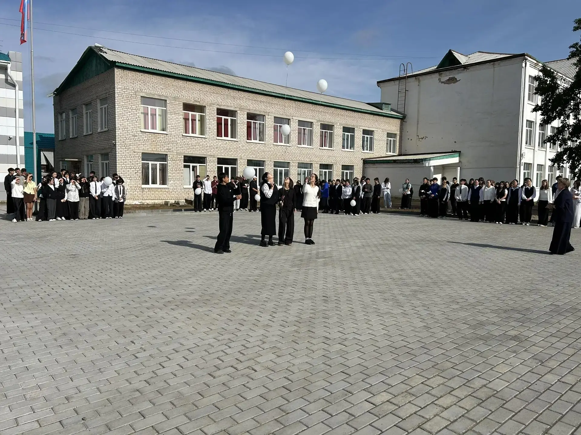В память о трагических событиях в Беслане в Хоринской средней общеобразовательной школе...