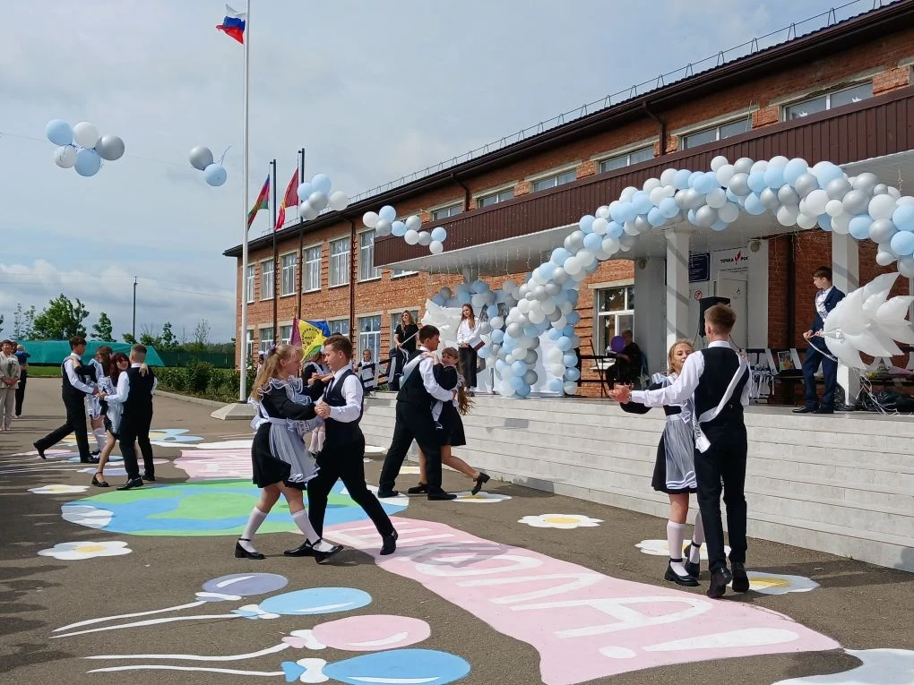 Последний звонок-2026 — уже 47-й для директора школы №34 им.А.А.Короченского х.Журавского Людмилы Ни