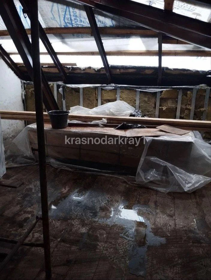В Туапсе сорвали сроки ремонта крыши в доме, куда прилетел беспилотник  25 ноября 2025 года Туапсе м