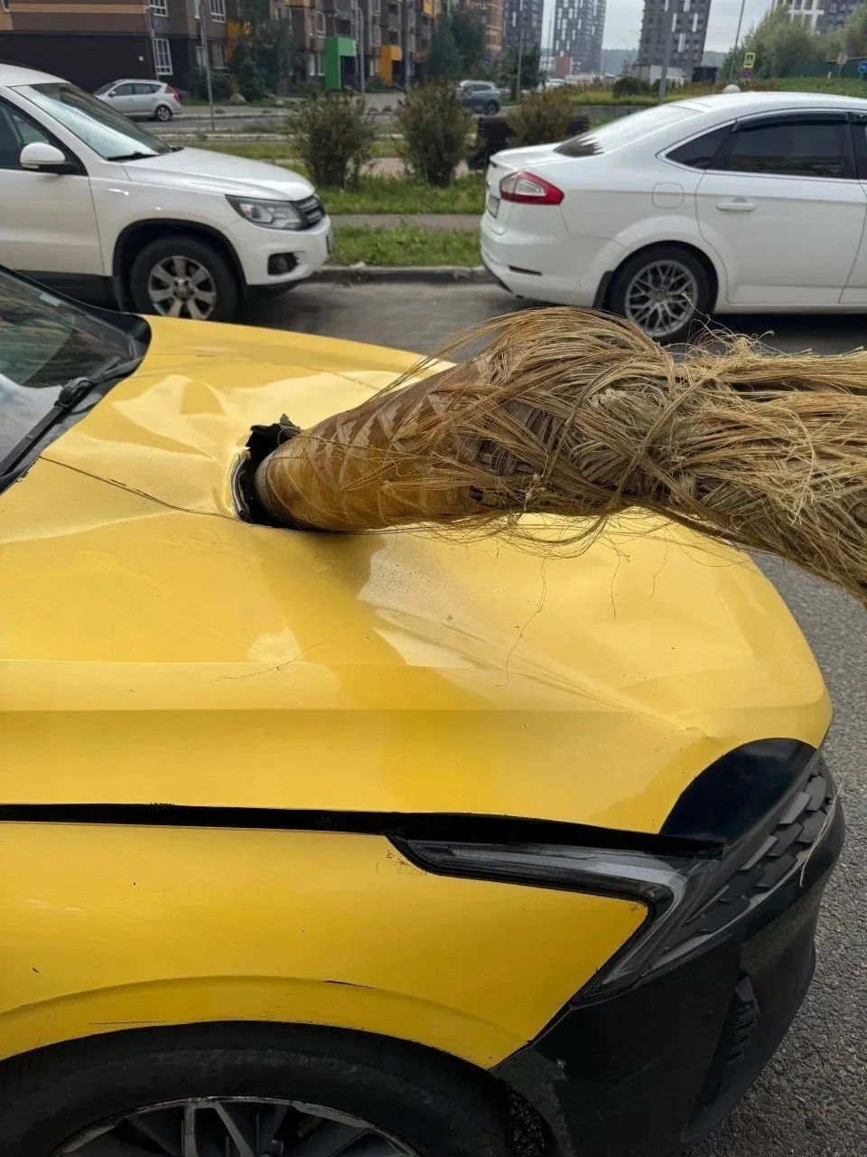 🚗💥 Разгонный блок ракеты ПВО пробил капот машины в Ленинском округе