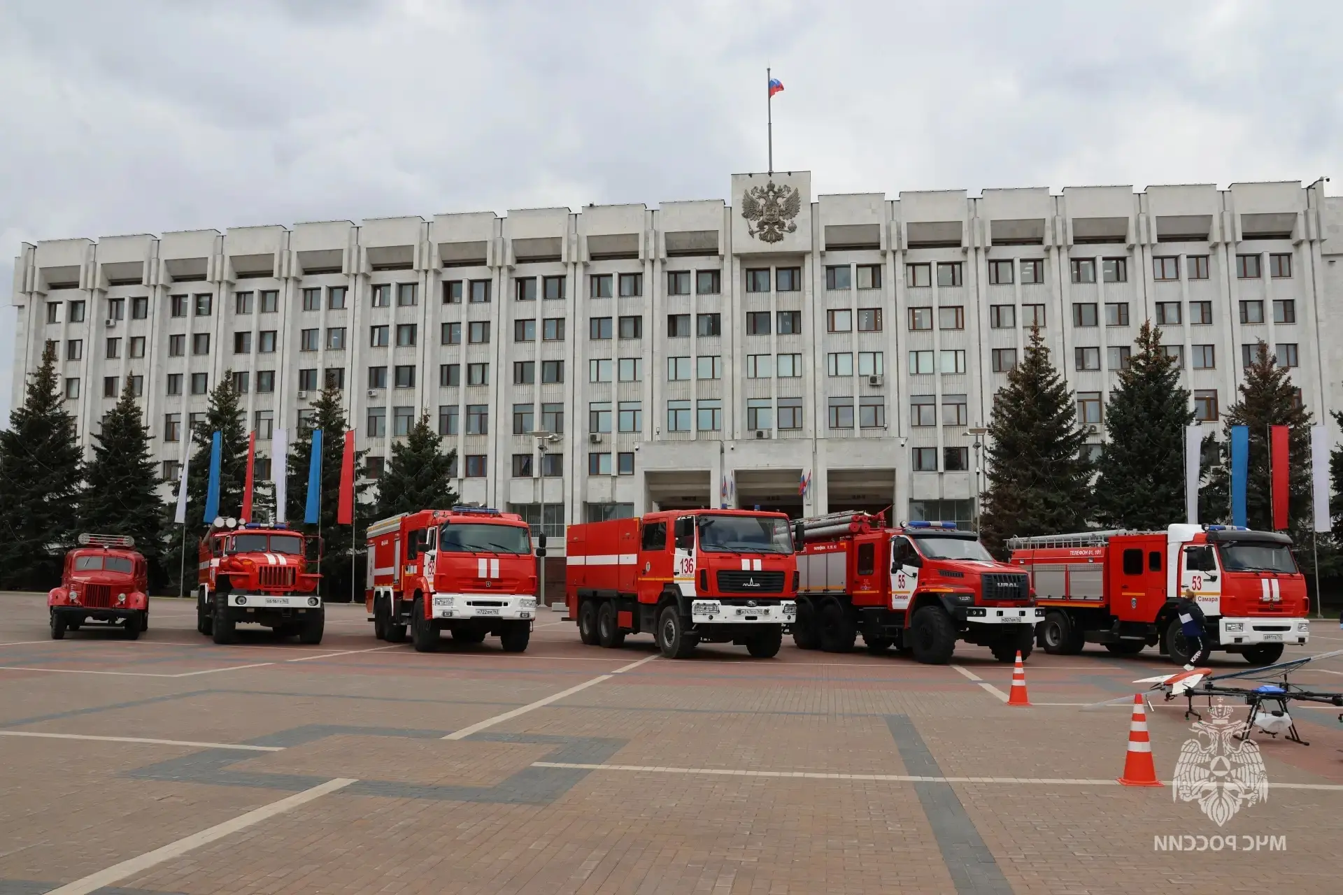 🧑‍🚒Площадь Славы в Самаре собрала пожарных и спасателей на масштабный праздник  В преддверии знамена