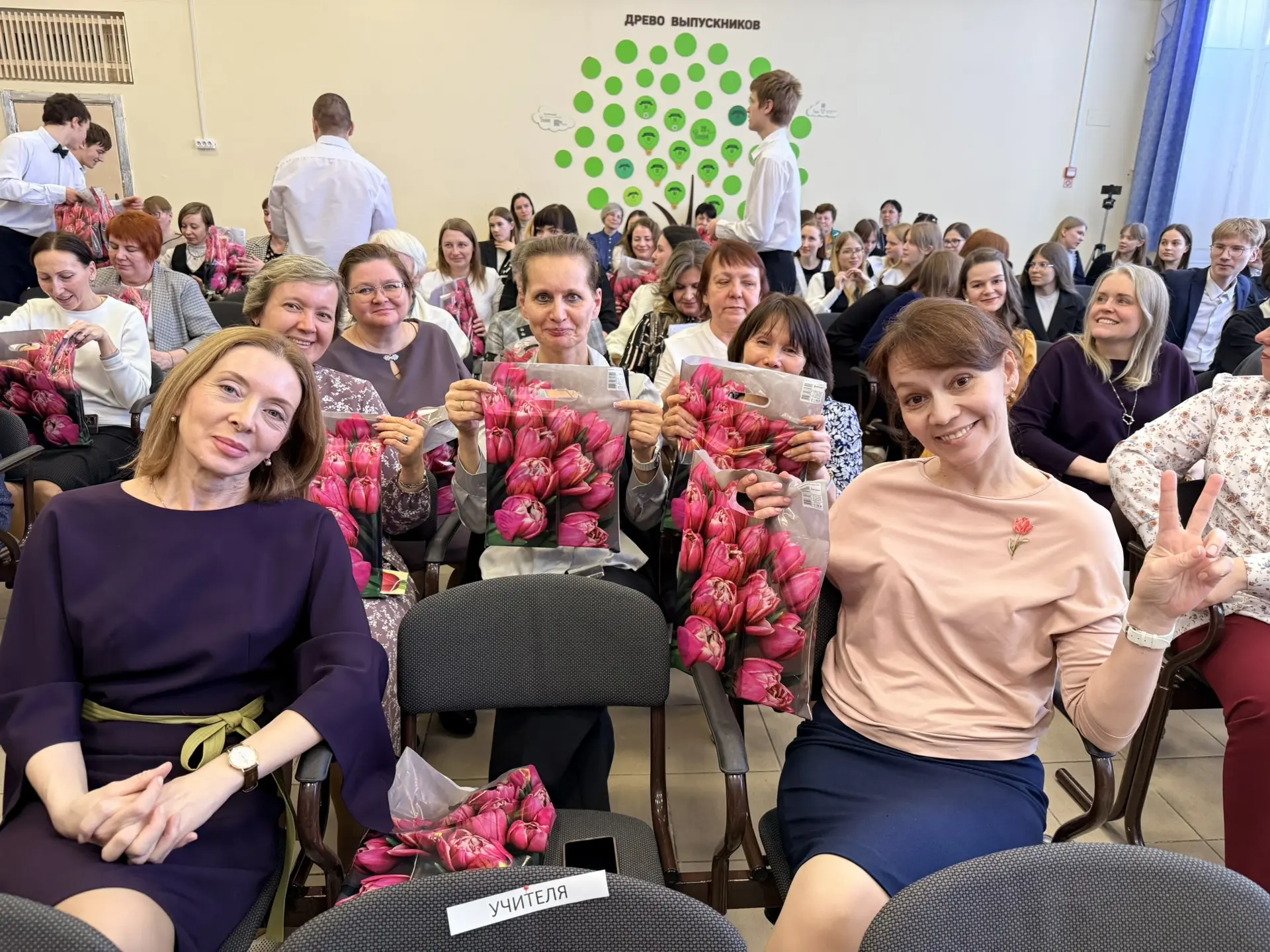 Весеннее настроение сегодня было гарантировано всем: в лицее прошёл праздничный концерт в честь 8 Ма
