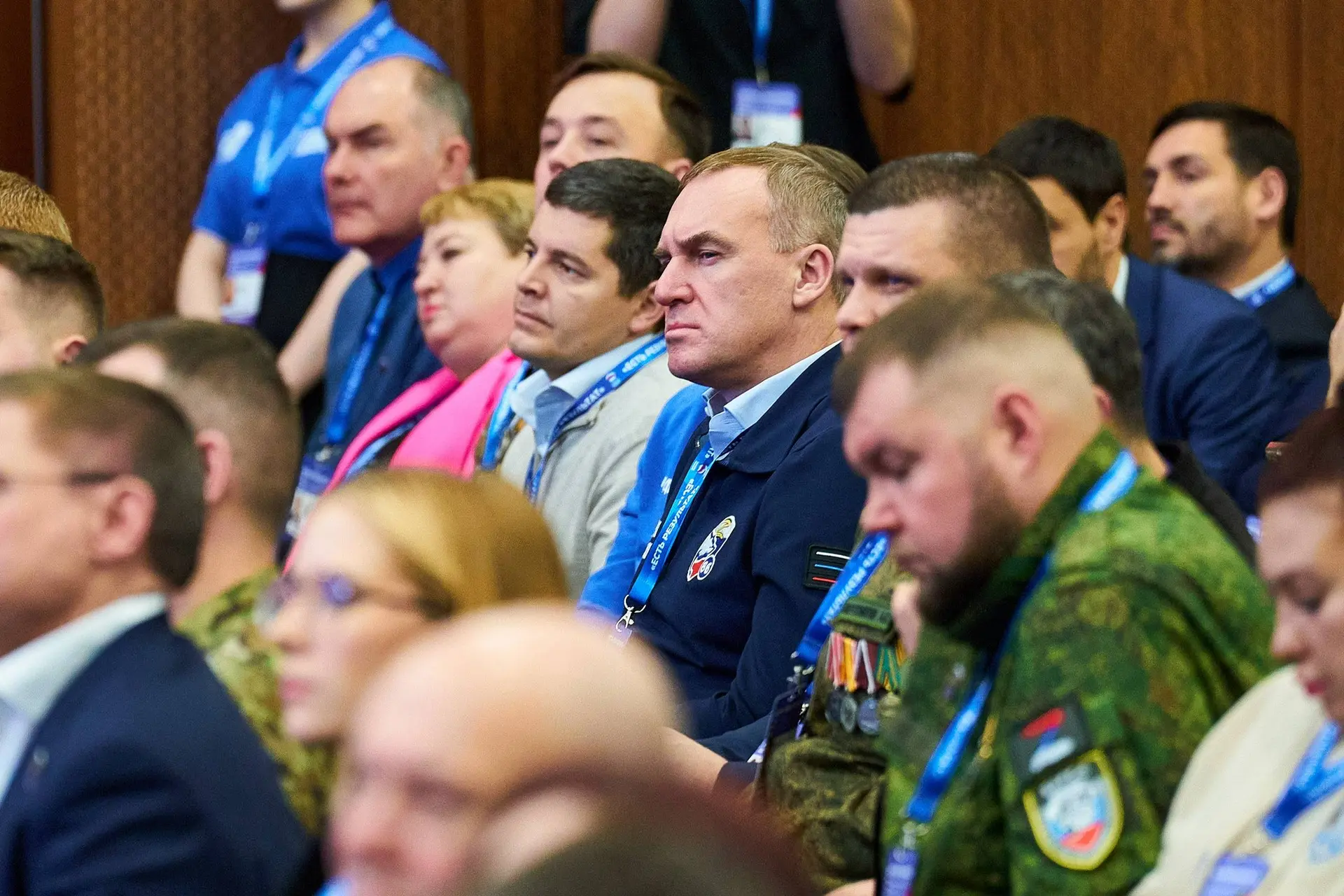 Вместе с делегацией Югры принял участие в пленарном заседании первого окружного отчетно‑программного