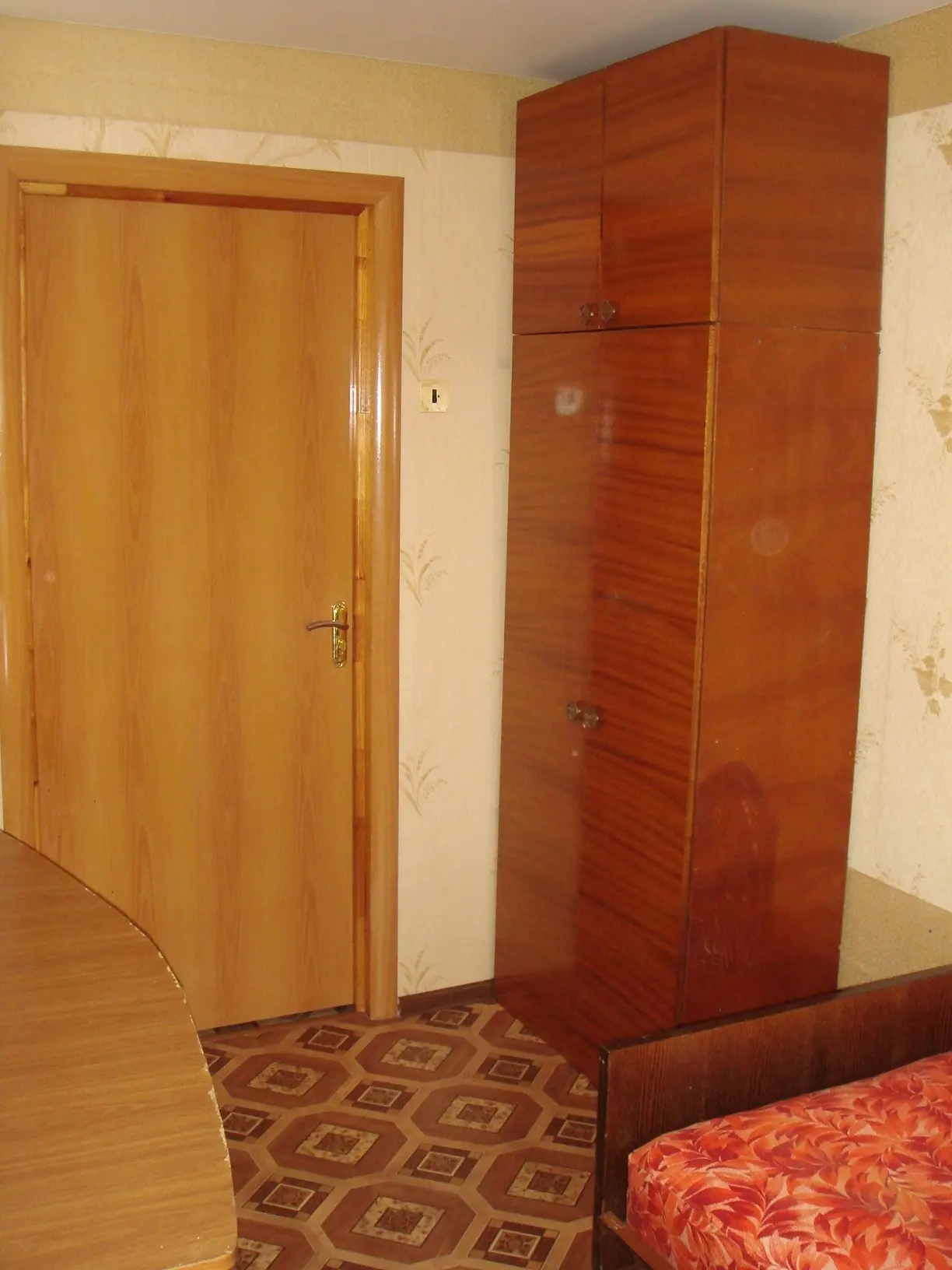Сдаётся комната БЕЗ КОМИССИИ. 20м2 в 4-комн.кв-ре. Карла Маркса 478. Мебель, стиралка, ...