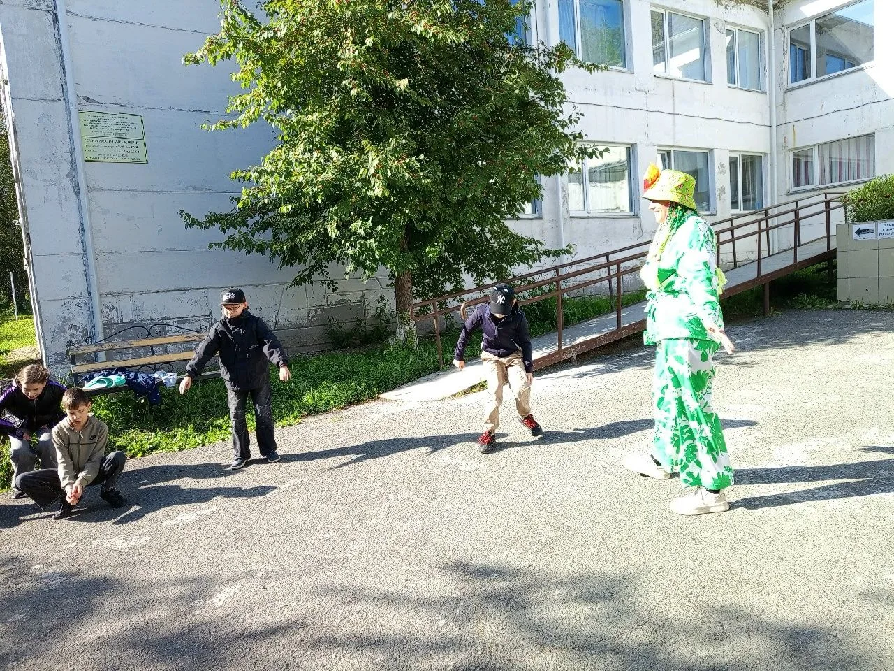 Поздравляли с началом учебного года и Днем знаний ребят из ГАУ КЦСОН г. Краснотурьинска...