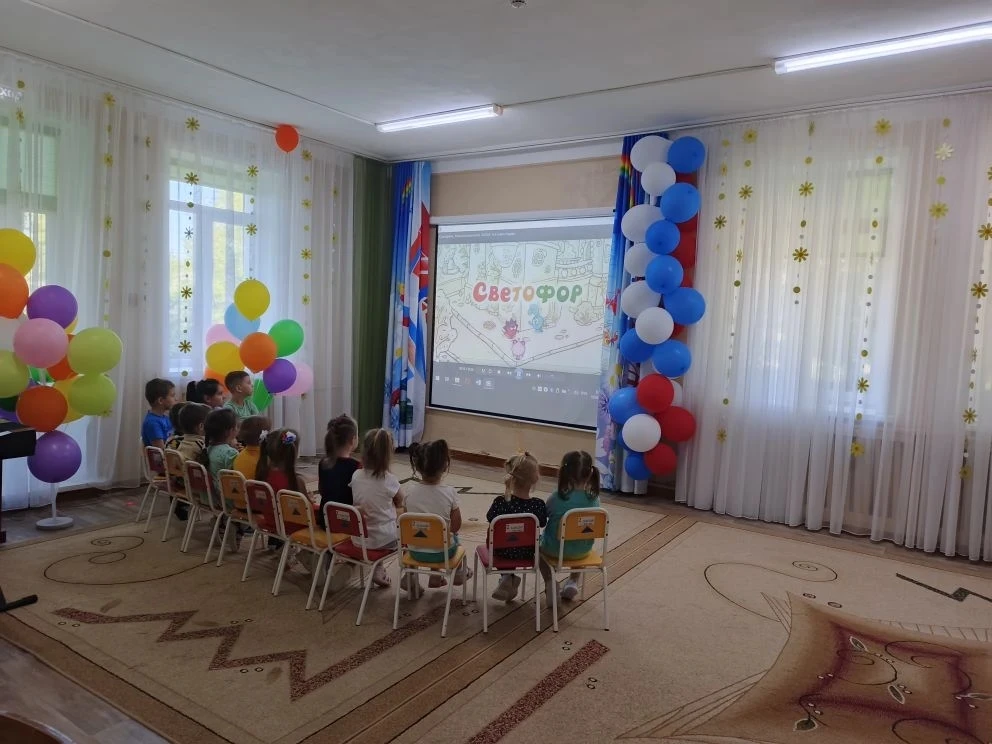 Сегодня дети детского сада посмотрели мультфильм "Светофор" из серии "Смешарики. Азбука безопасности