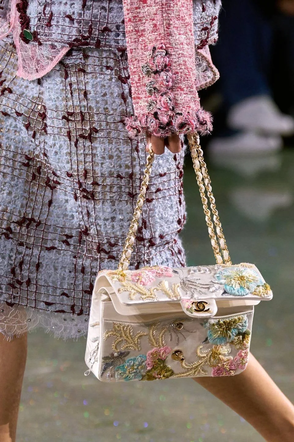 С приходом Мэтью Блейзи в Chanel сумки стали целым отдельным событием ! Он не ломает каноны бренда ,
