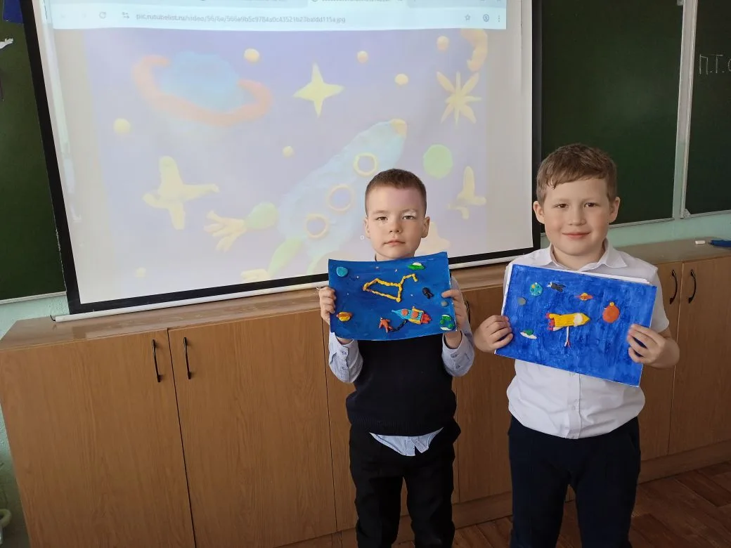 Ученики 1В класса участвуют в тематической " Неделе космонавтики " Ребята выполнили творческую работ