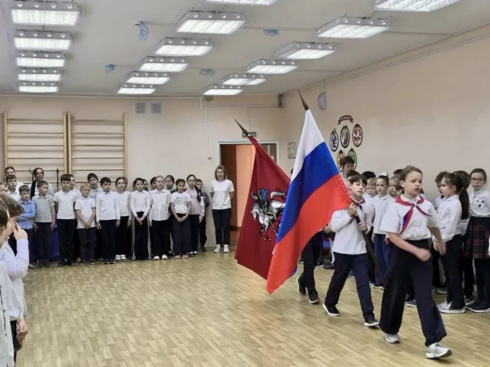 ТРАДИЦИЯ, КОТОРАЯ НАС ОБЪЕДИНЯЕТ  с честью и достоинством  🌟 Каждая учебная неделя в нашем большом О