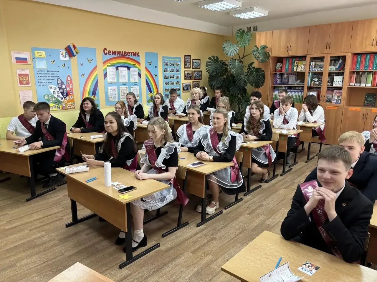 Последние прощальные минуты за школьными партами…