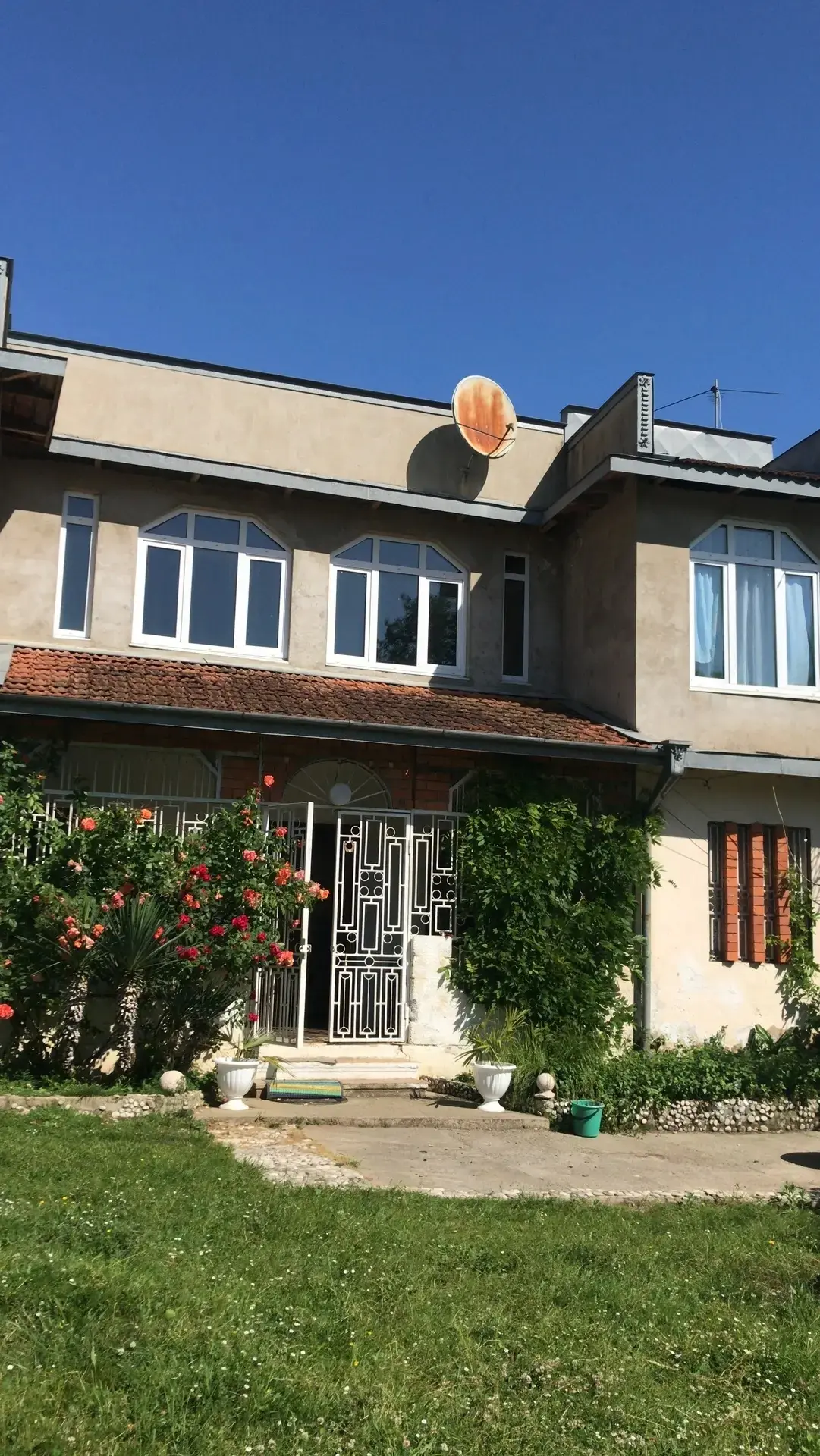 #ГУДАУТА   Сдается в частном 2-этажном доме два 2-комнатных номера ( четыре спальных места ). Кухня 
