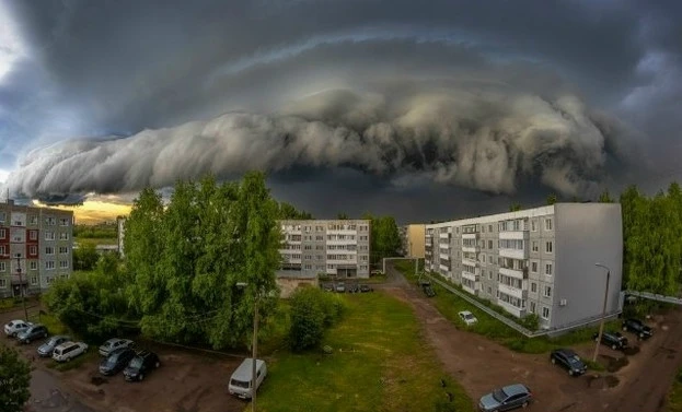 🌪В Слободском замечено мощное шквалистое облако с признаками суперъячейки.

Облако имело характерны