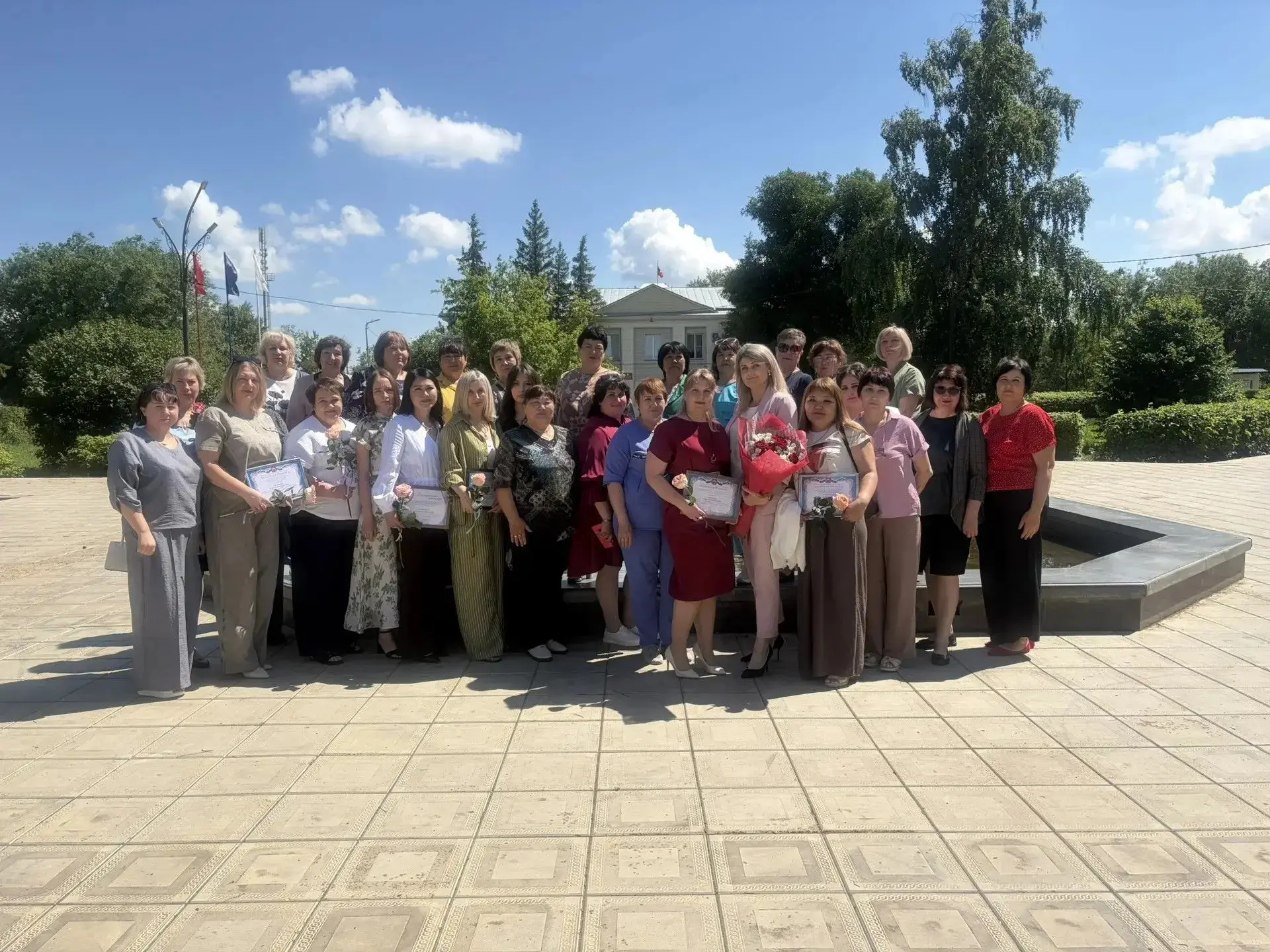 кеева, за добросовестный труд, активную жизненную позицию и в связи с празднованием Дня социального 