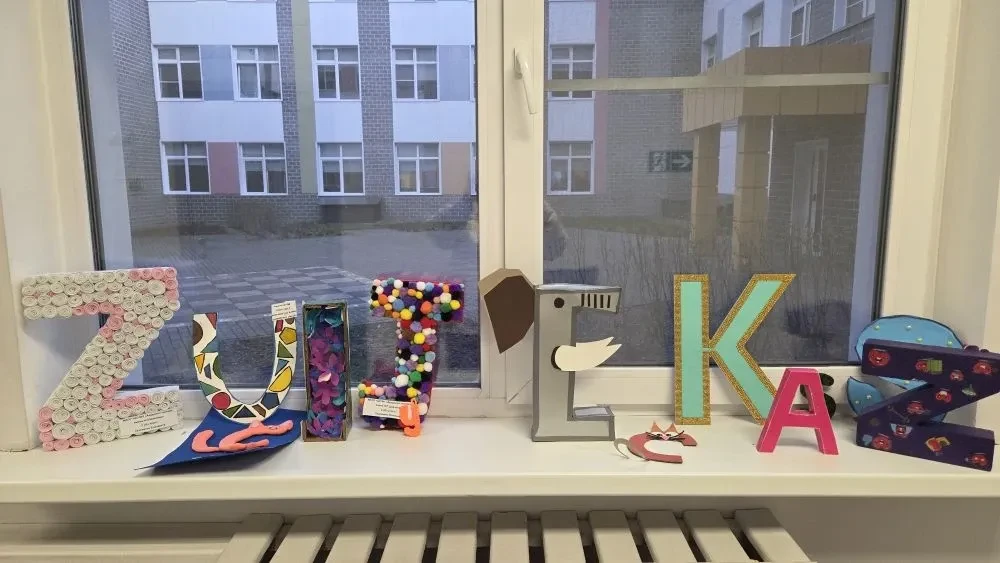 🎨 Самые маленькие участники Недели иностранных языков — ученики начальной школы — нарядили буквы анг